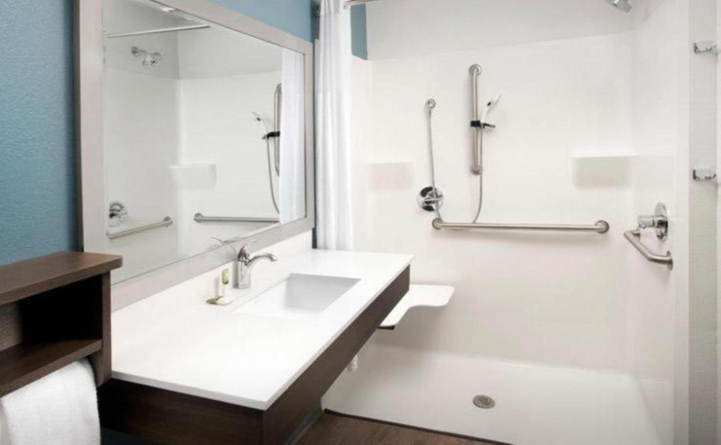 Queen Room with Roll-In Shower - Accessible/Non Smoking - Photo 9