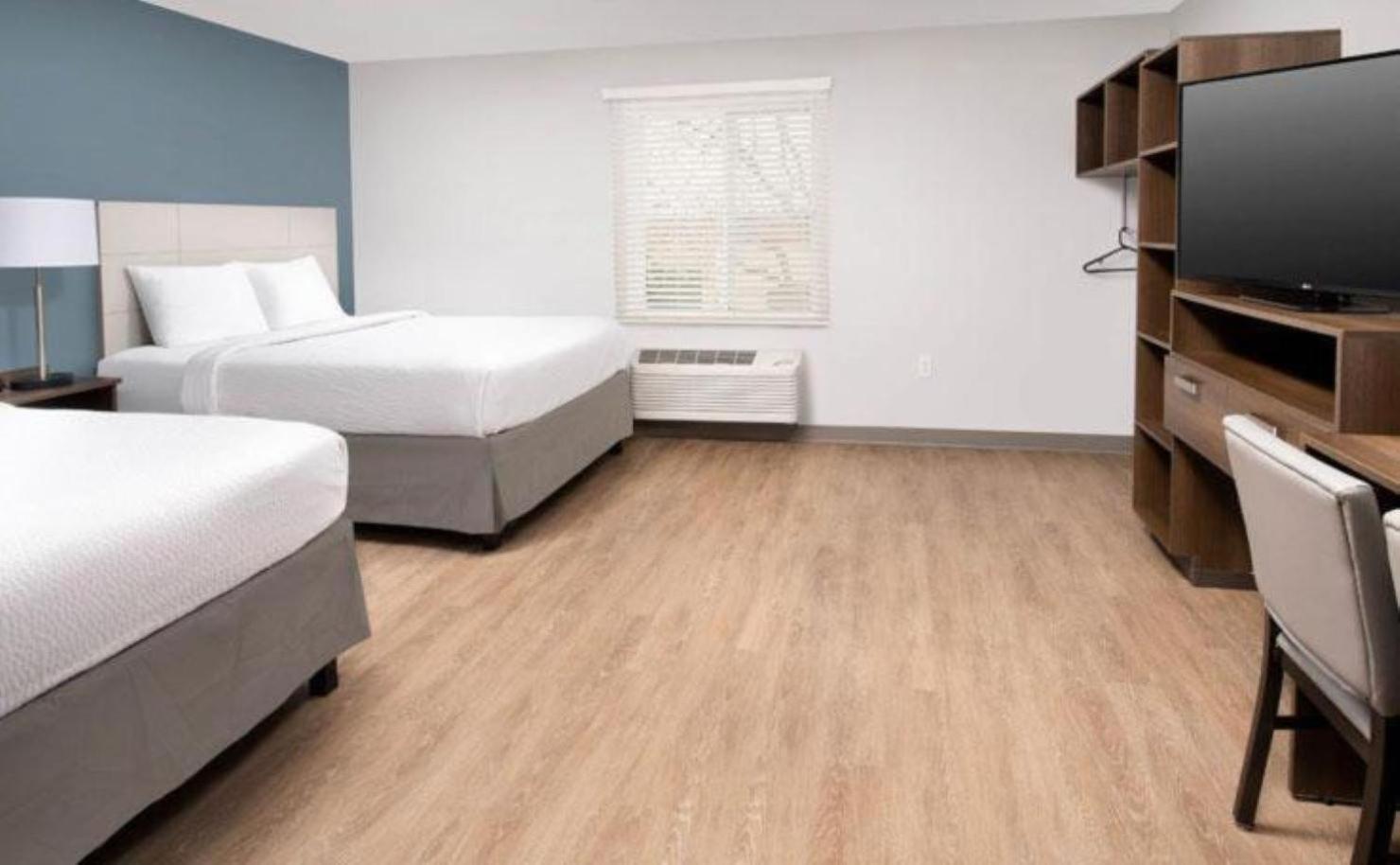 Standard Queen Room with Two Queen Beds - Non Smoking - Photo 14