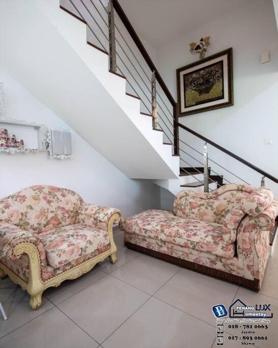 Five-Bedroom House photo 2