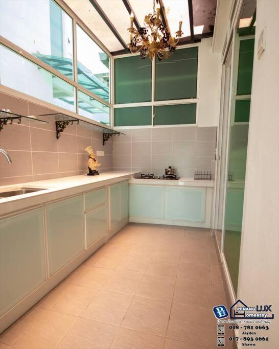 Five-Bedroom House photo 3