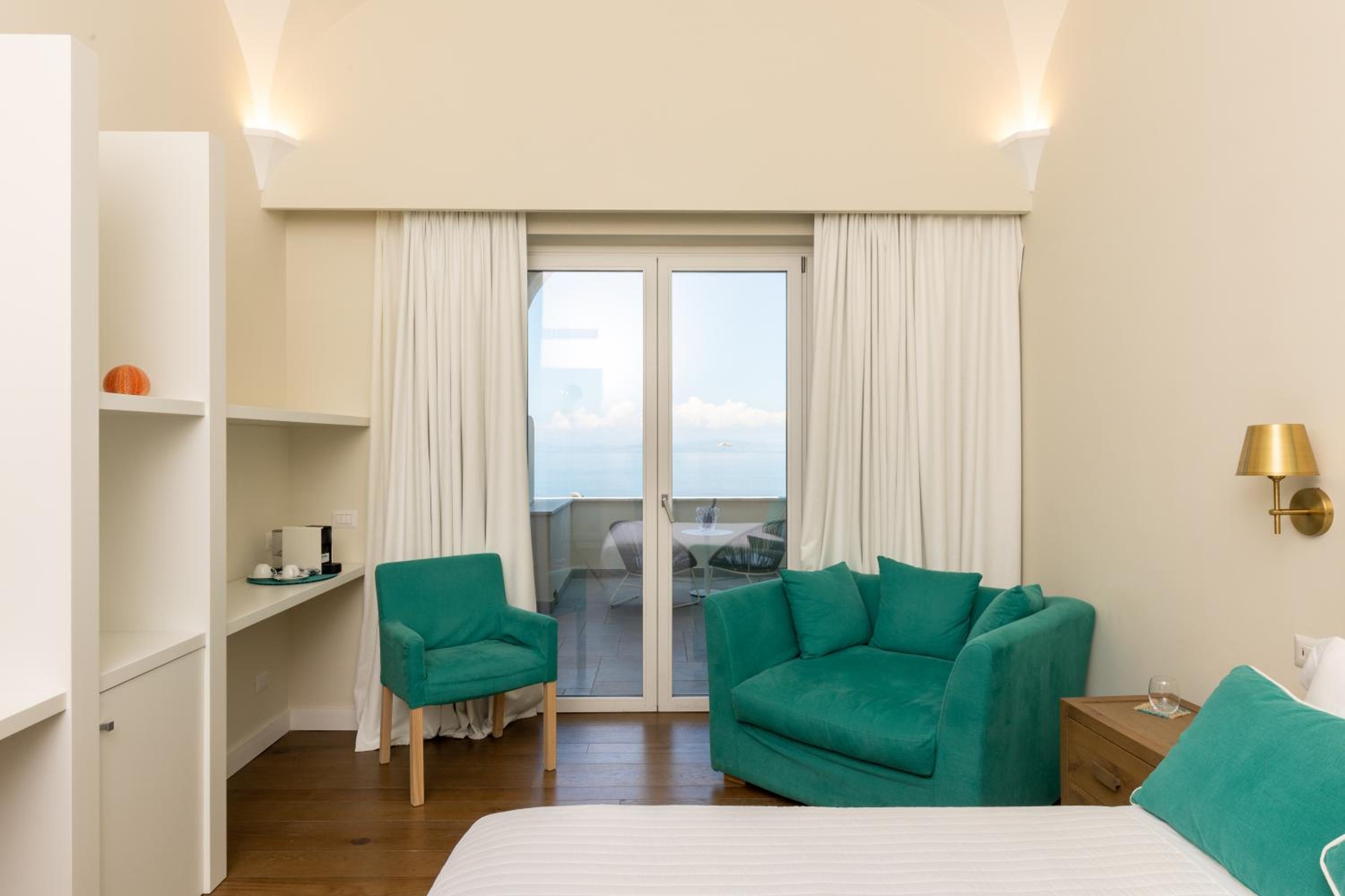 Deluxe Double Room with Balcony and Sea View photo 2