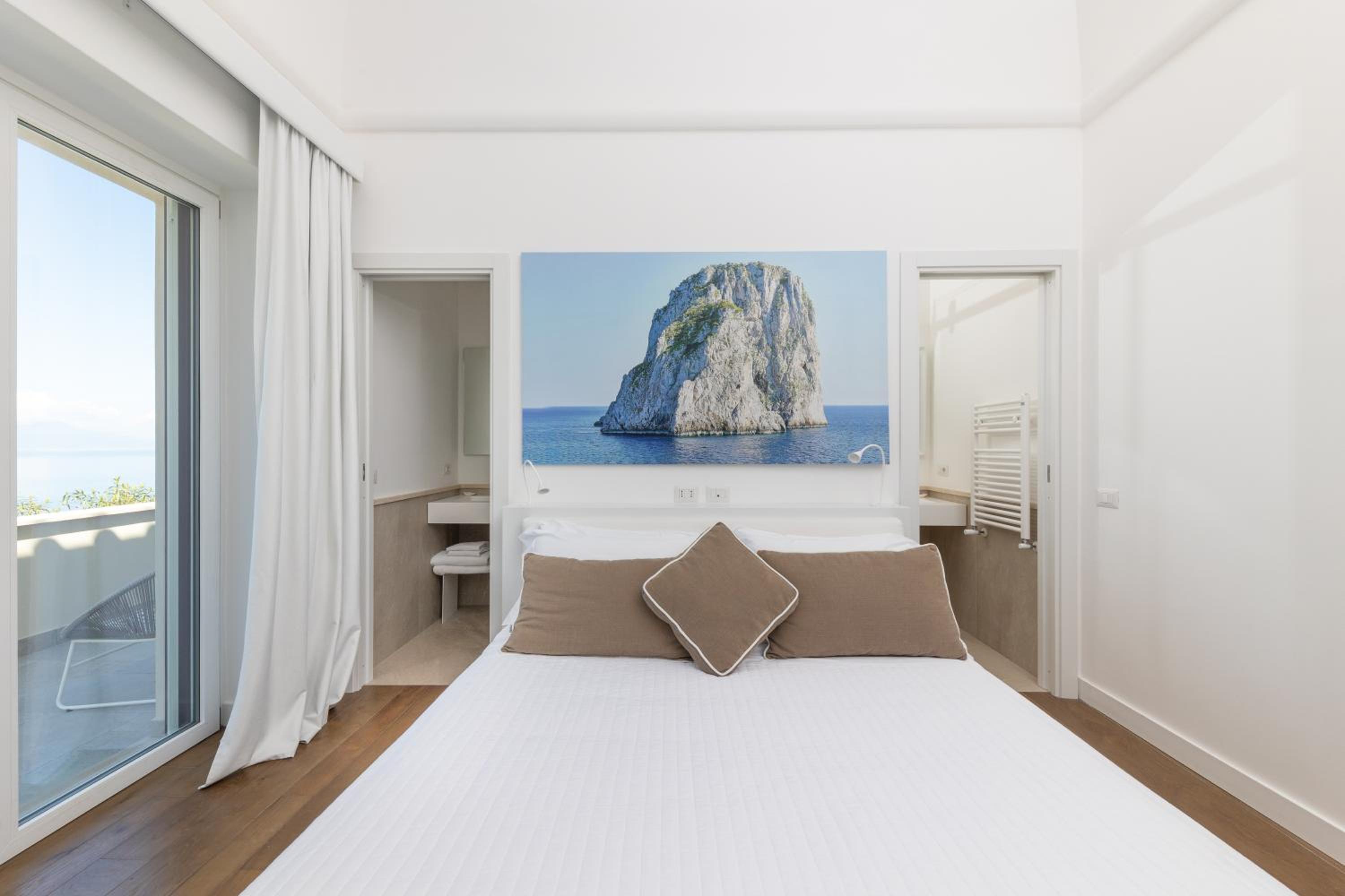 Deluxe Double Room with Balcony and Sea View photo 2