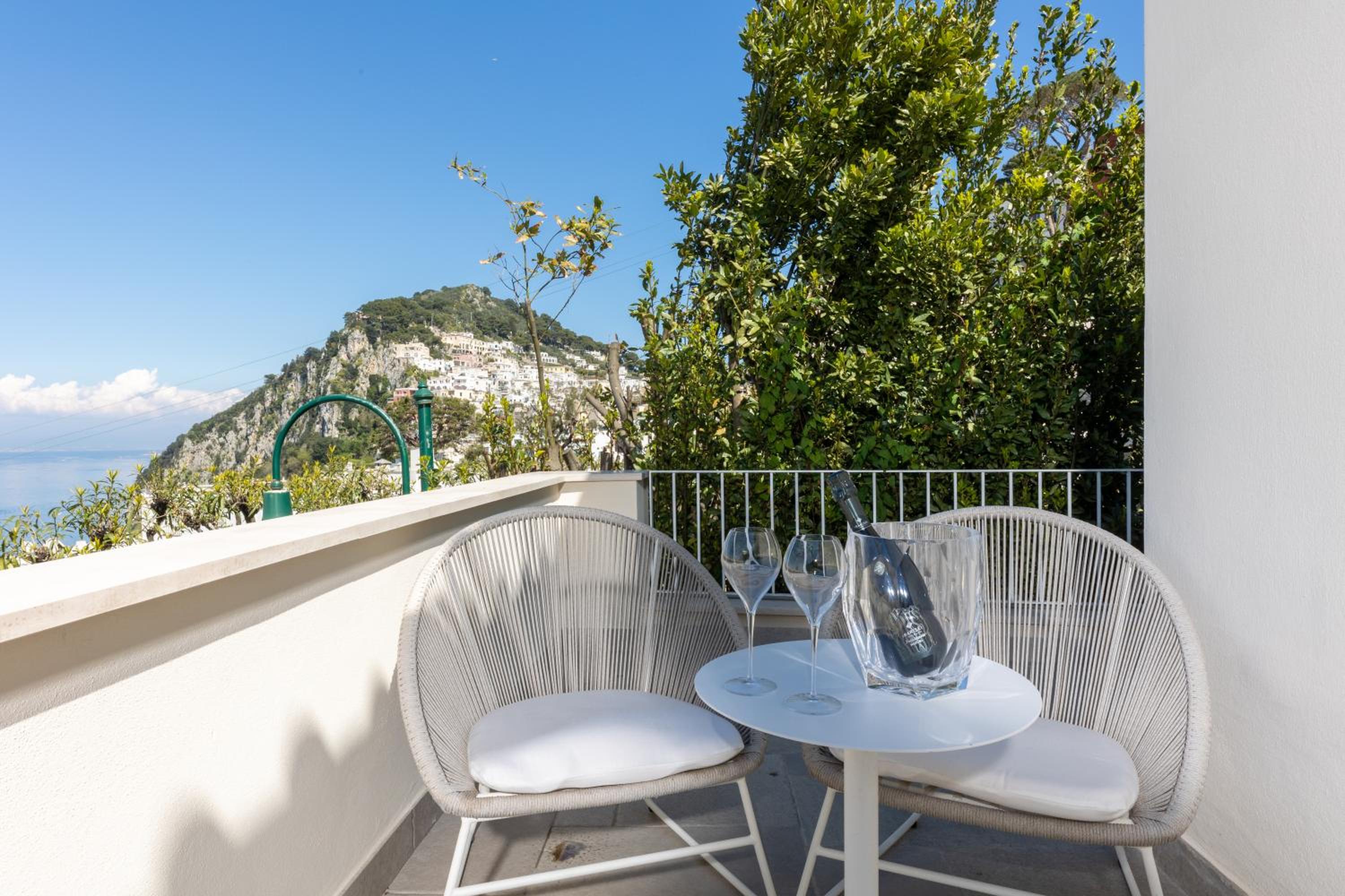 Deluxe Double Room with Balcony and Sea View photo 3