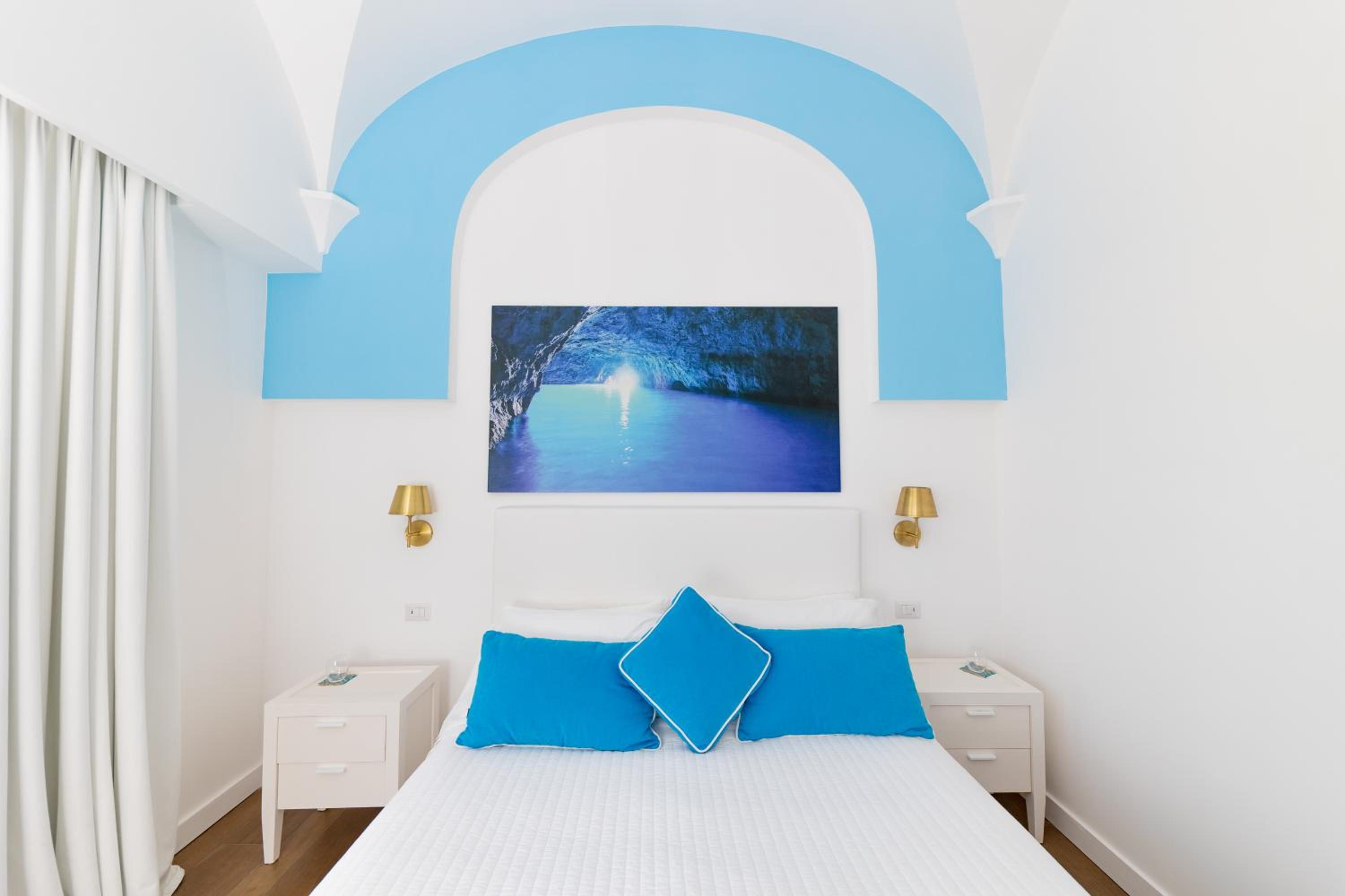 Deluxe Double Room with Balcony and Sea View photo 2