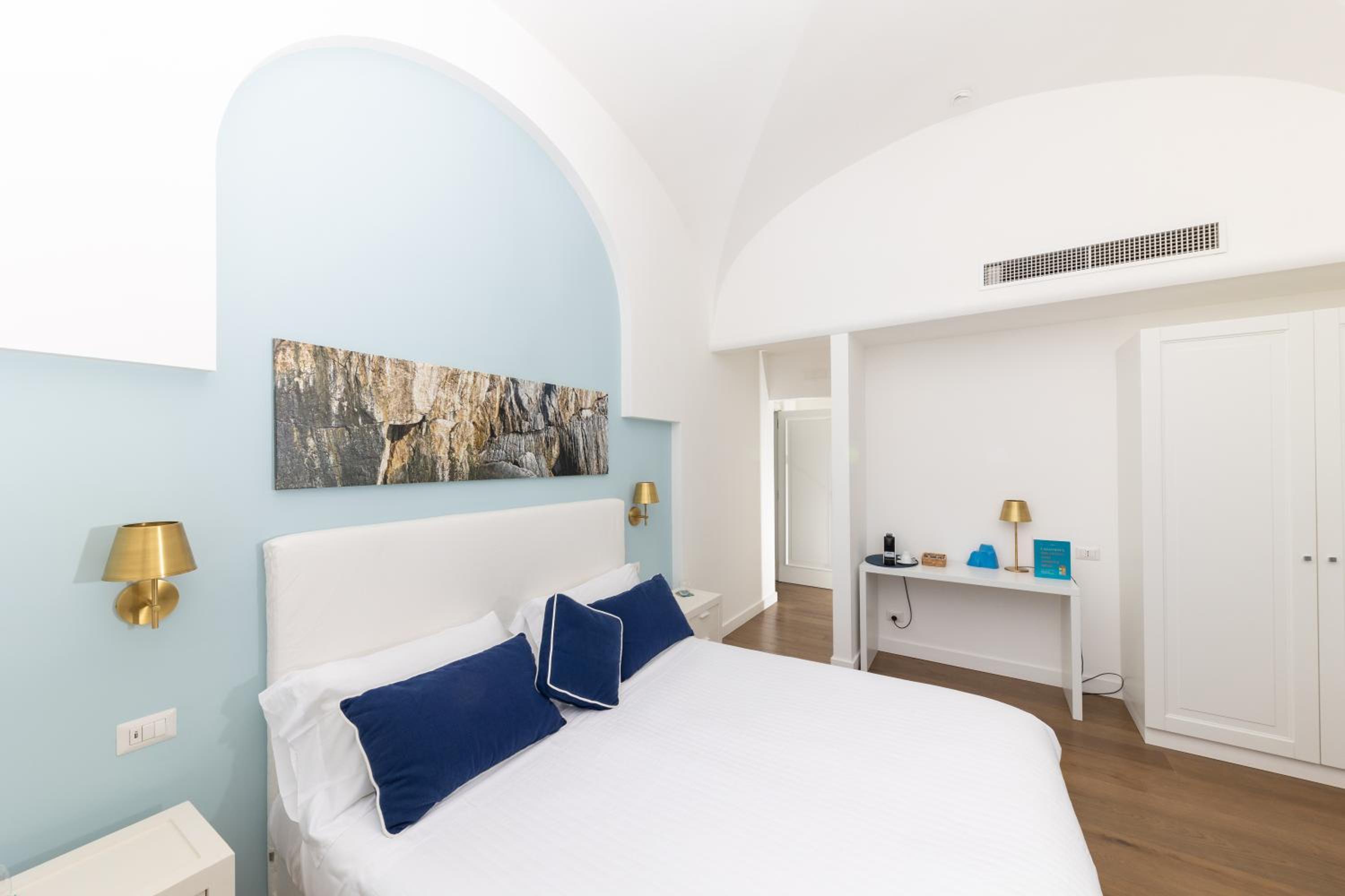 Deluxe Double Room with Balcony and Sea View photo 3