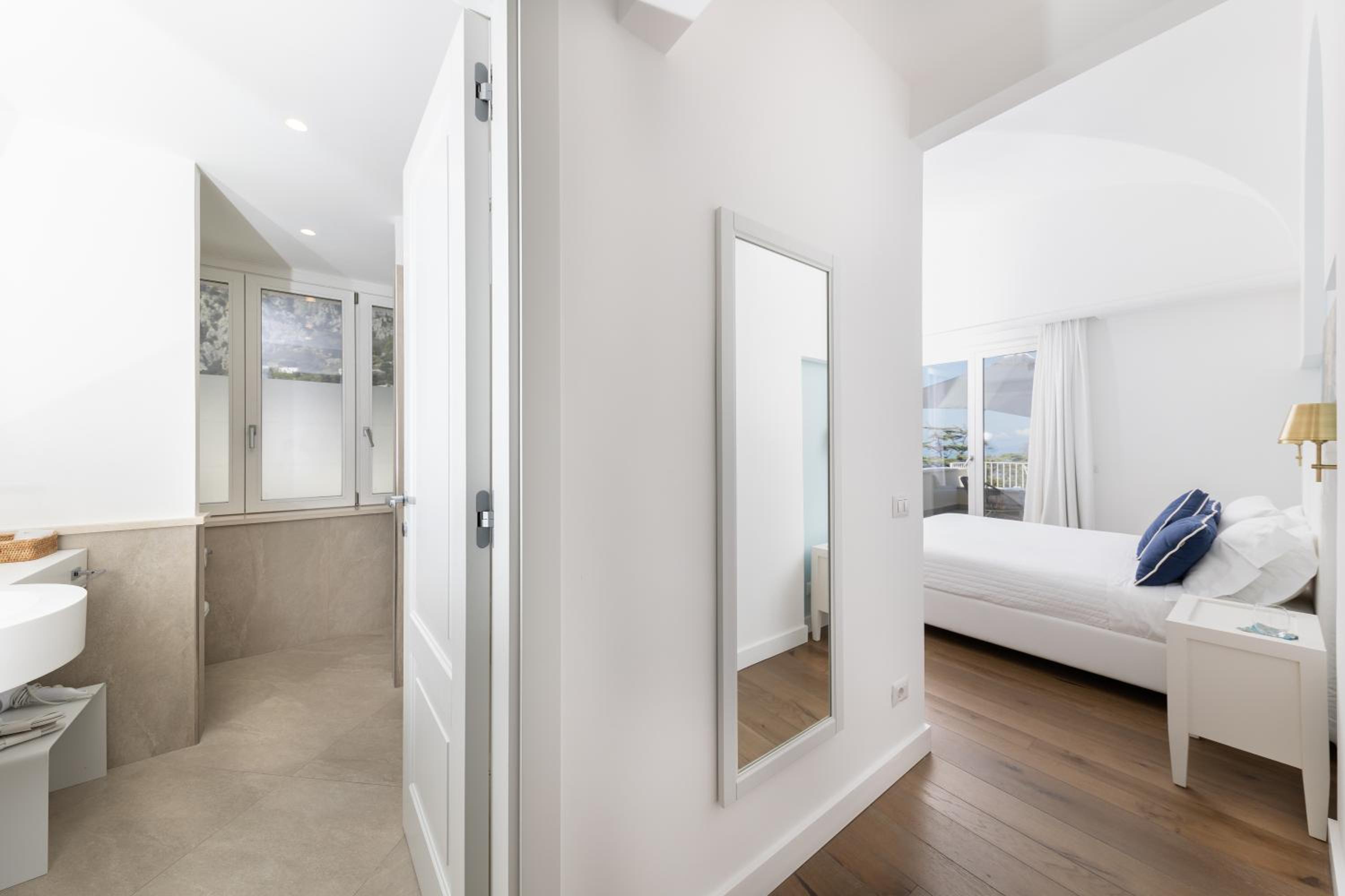 Deluxe Double Room with Balcony and Sea View photo 2
