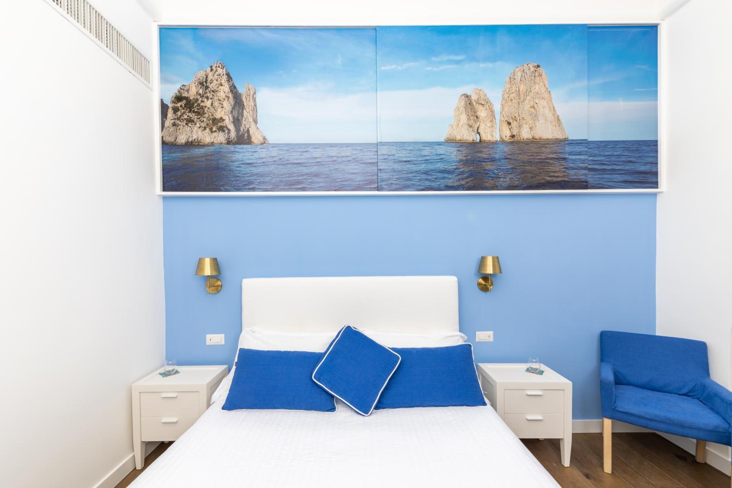 Deluxe Double Room with Balcony photo 2