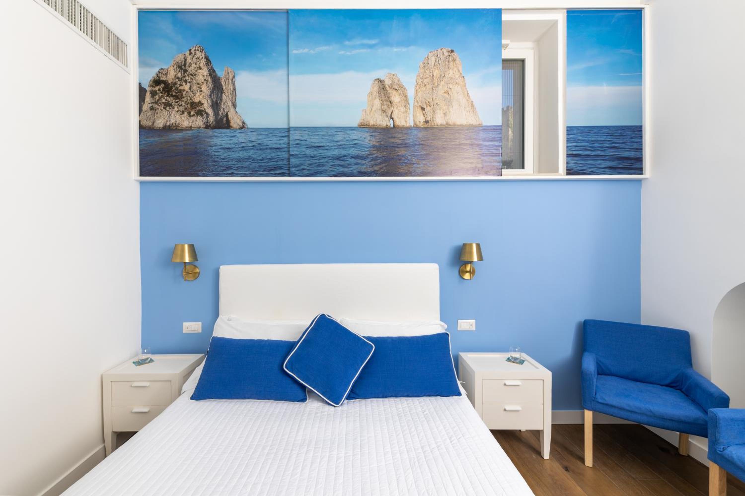 Deluxe Double Room with Balcony photo 3