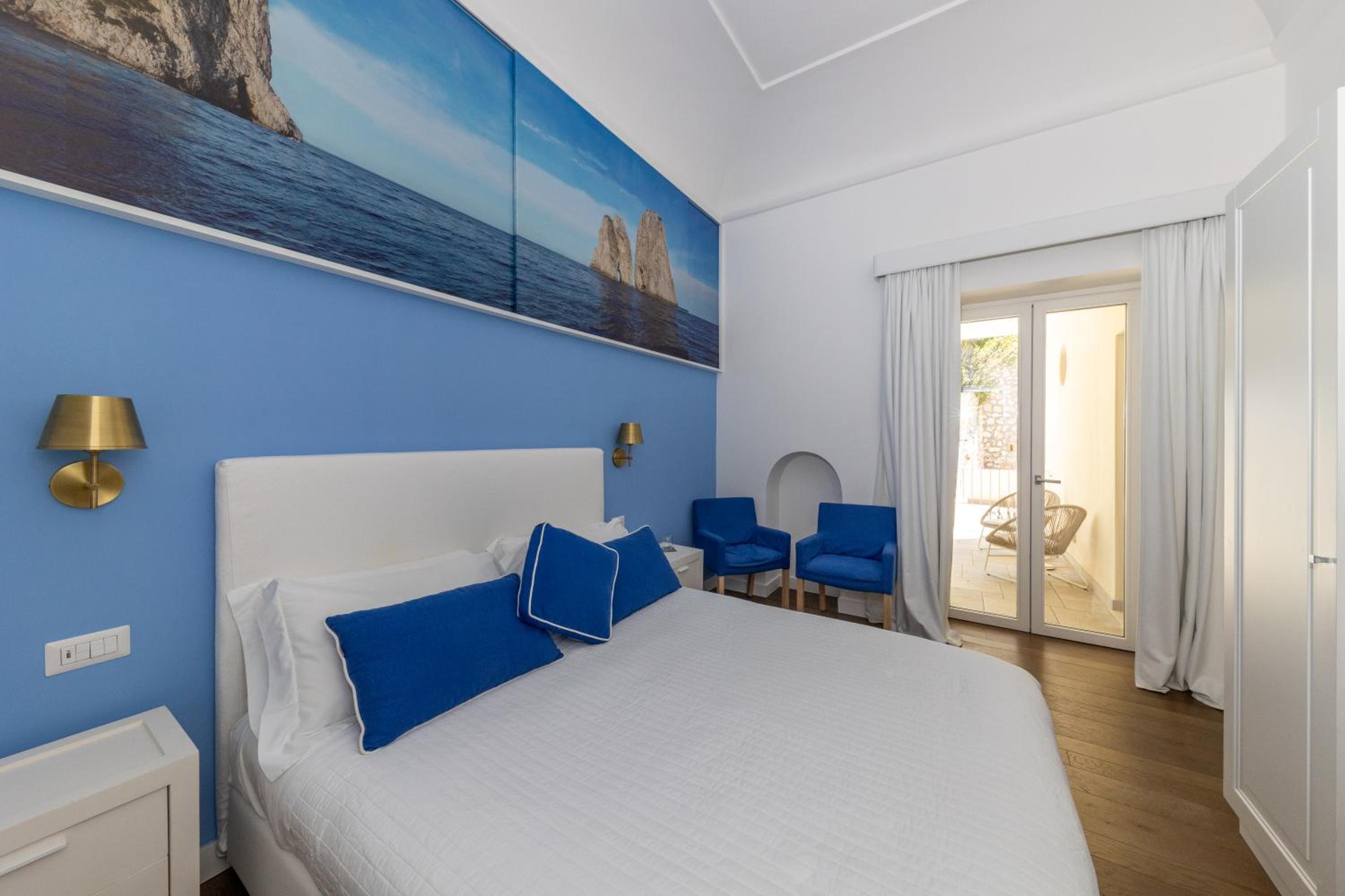 Deluxe Double Room with Balcony photo 3
