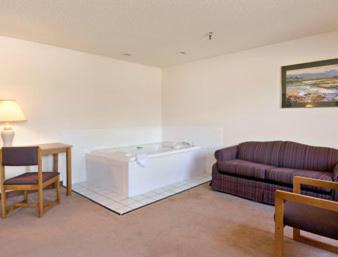 1 King Bed, Deluxe Studio Suite, Non-Smoking  - Photo 1