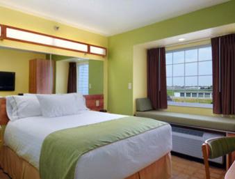 Queen Studio Suite - Non-Smoking - Photo 3