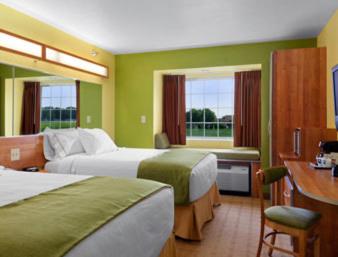 Queen Room with Two Queen Beds - Non-Smoking - Photo 2