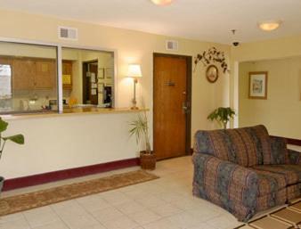Queen Room - Non-Smoking - Photo 6