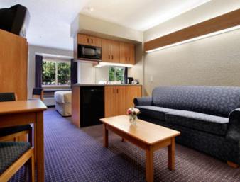 Queen Suite - Non-Smoking - Photo 3