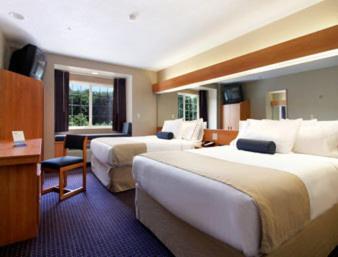 Queen Room with Two Queen Beds - Non-Smoking - Photo 1