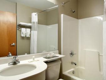 Queen Suite - Non-Smoking - Photo 2