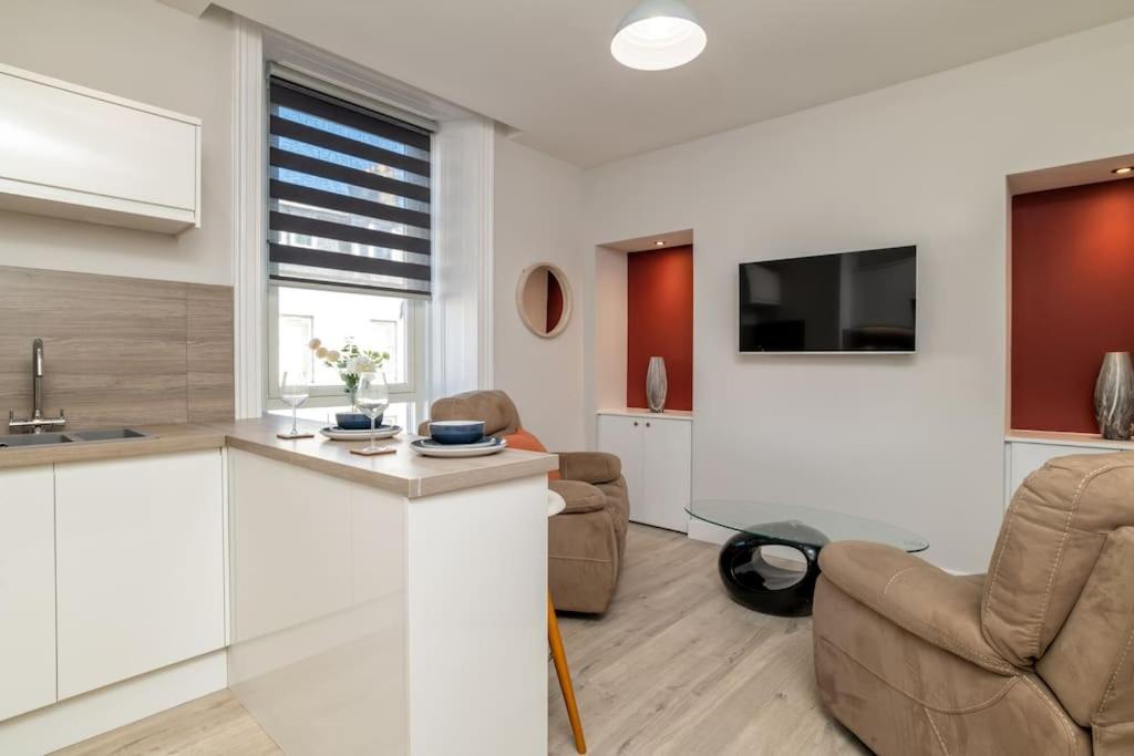 One-Bedroom Apartment photo 1