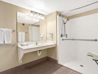 Queen Room with Two Queen Beds - Disability Access- Non-Smoking - Photo 5