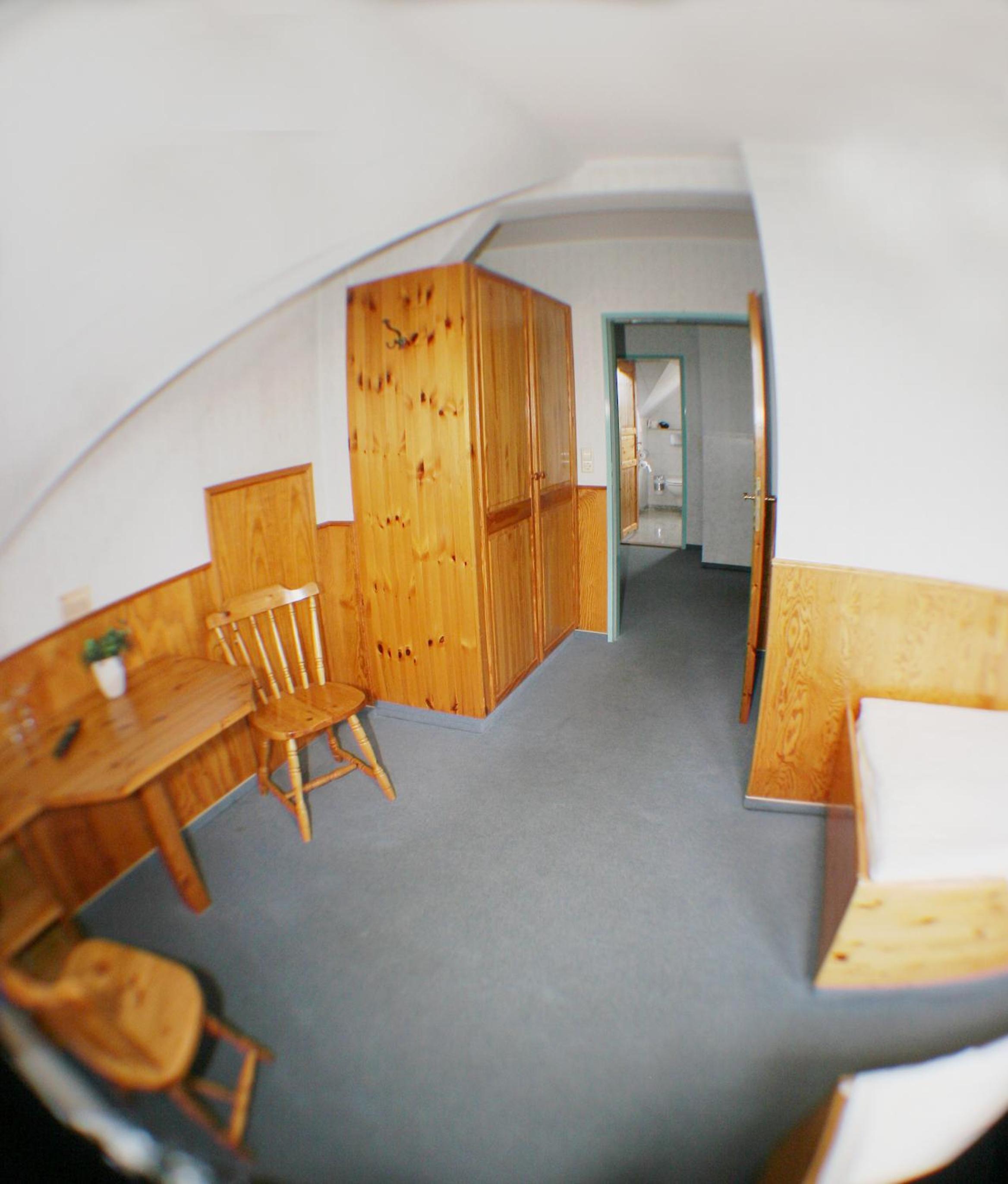 Large Twin Room - Photo 3