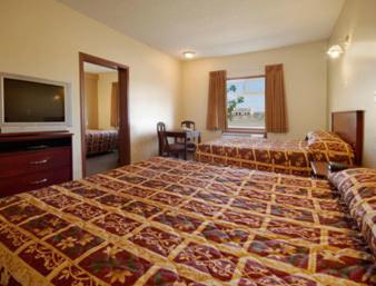 Queen Suite with Three Queen Beds - Non-Smoking - Photo 3