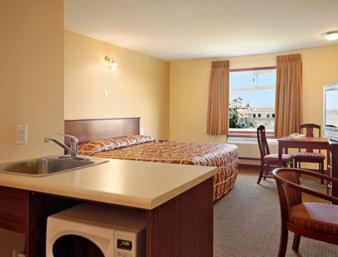 Deluxe King Suite - Photo 3