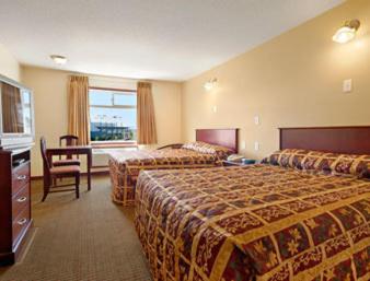 Deluxe Queen Room with Two Queen Beds - Non-Smoking - Photo 3