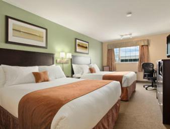 Deluxe Queen Room with Two Queen Beds - Non-Smoking - Photo 4