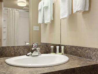 Deluxe Queen Room with Two Queen Beds - Non-Smoking - Photo 5