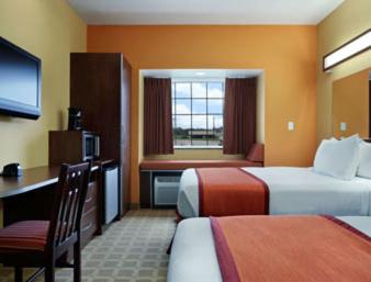 Queen Room With Two Queen Beds - Non-Smoking - Photo 3