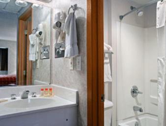 Queen Studio Suite - Non-Smoking - Photo 2