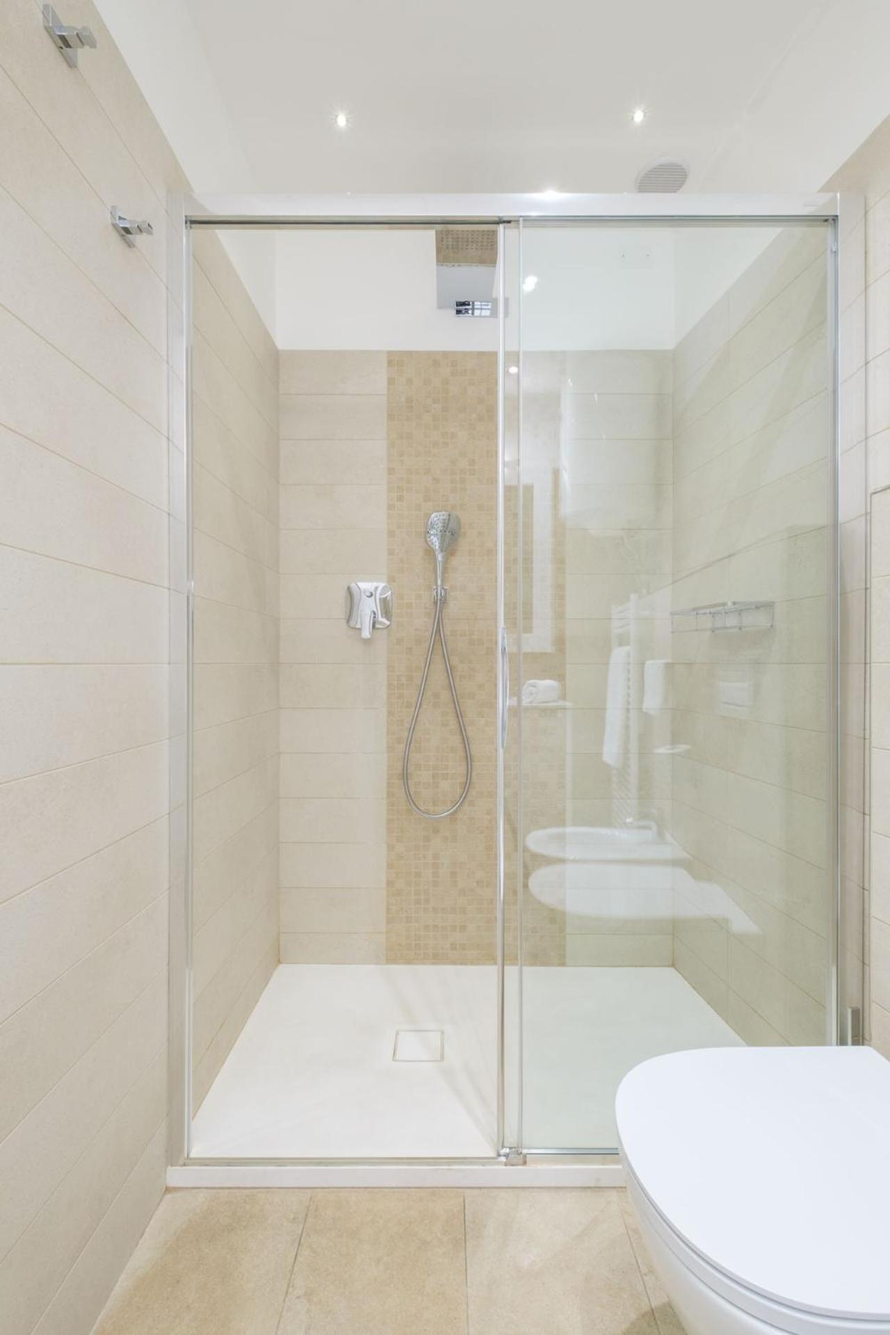 Suite with Balcony - Photo 32
