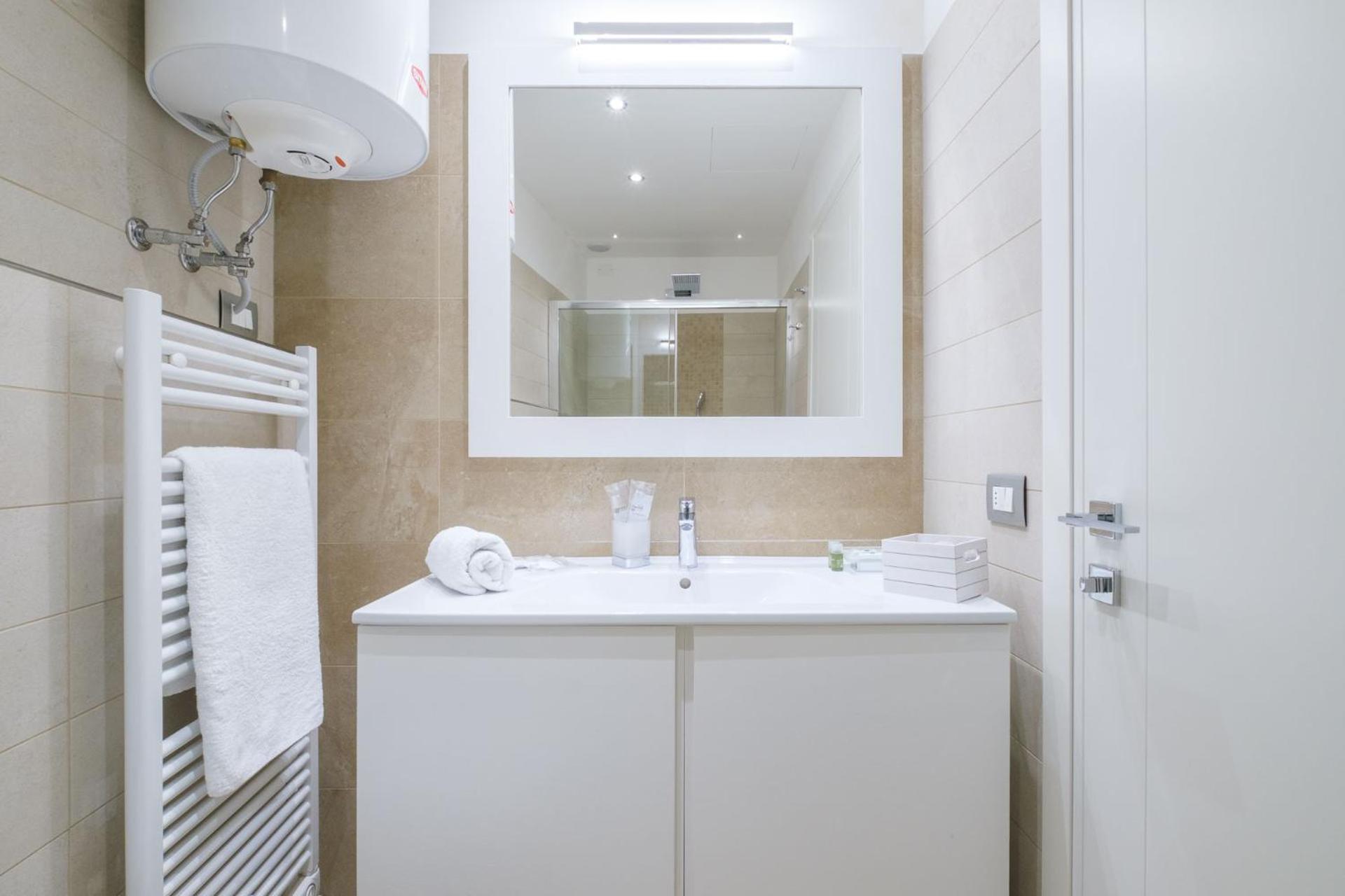 Suite with Balcony - Photo 31