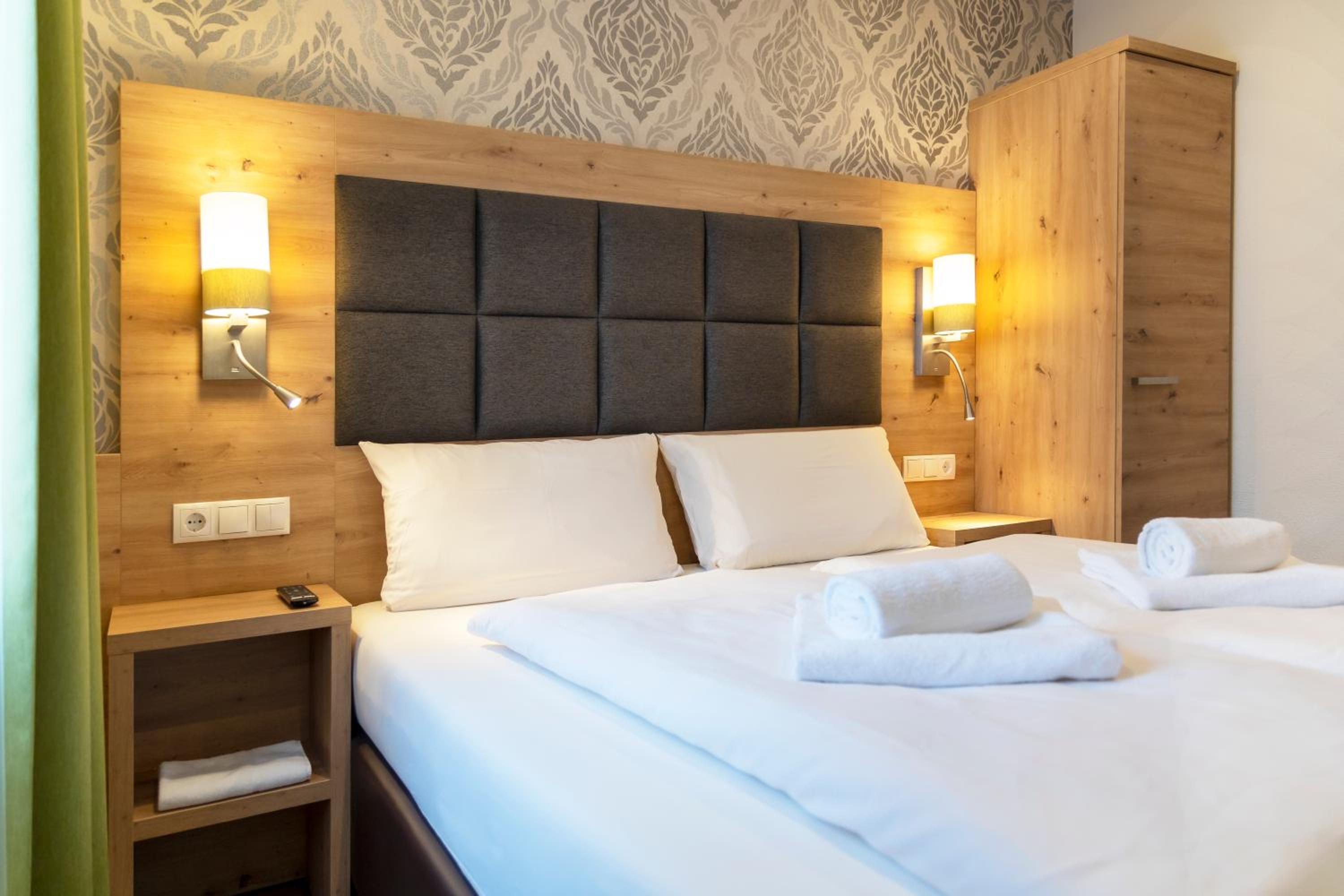 Small Double Room - Main Building photo 3