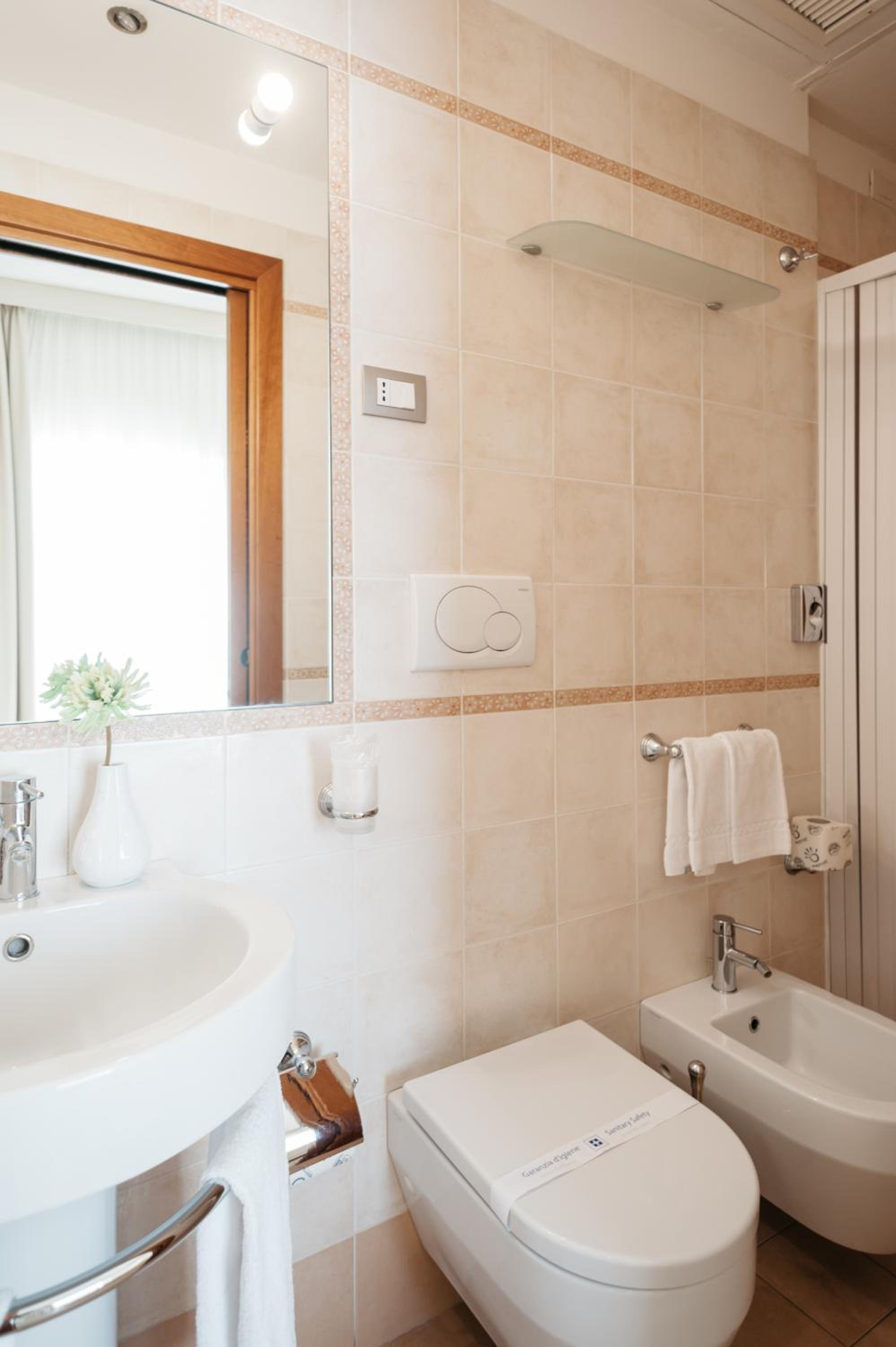 Double or Twin Room with Balcony - Photo 6