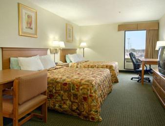 Queen Room with Two Queen Beds - Non-Smoking - Photo 1