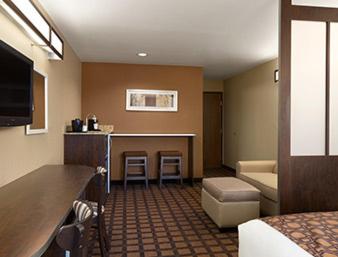 1 Queen Mobility/Hearing Access Room/Suite, Bathtub w/ Grab Bars, Non-Smoking photo 2
