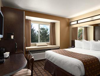 One Queen Bed - Non-Smoking photo 2