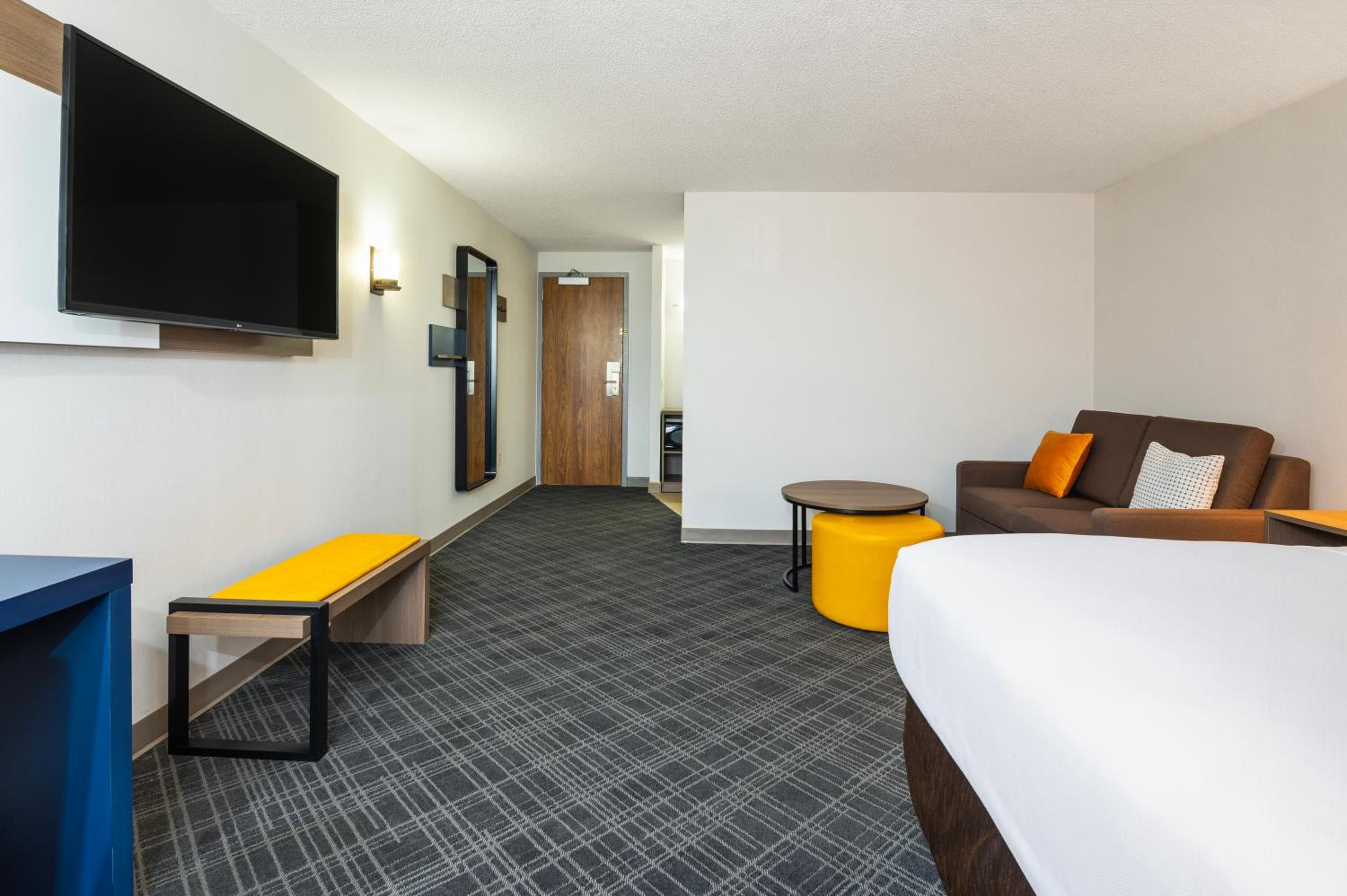 King Suite with Sofa Bed - Non-Smoking - Photo 7