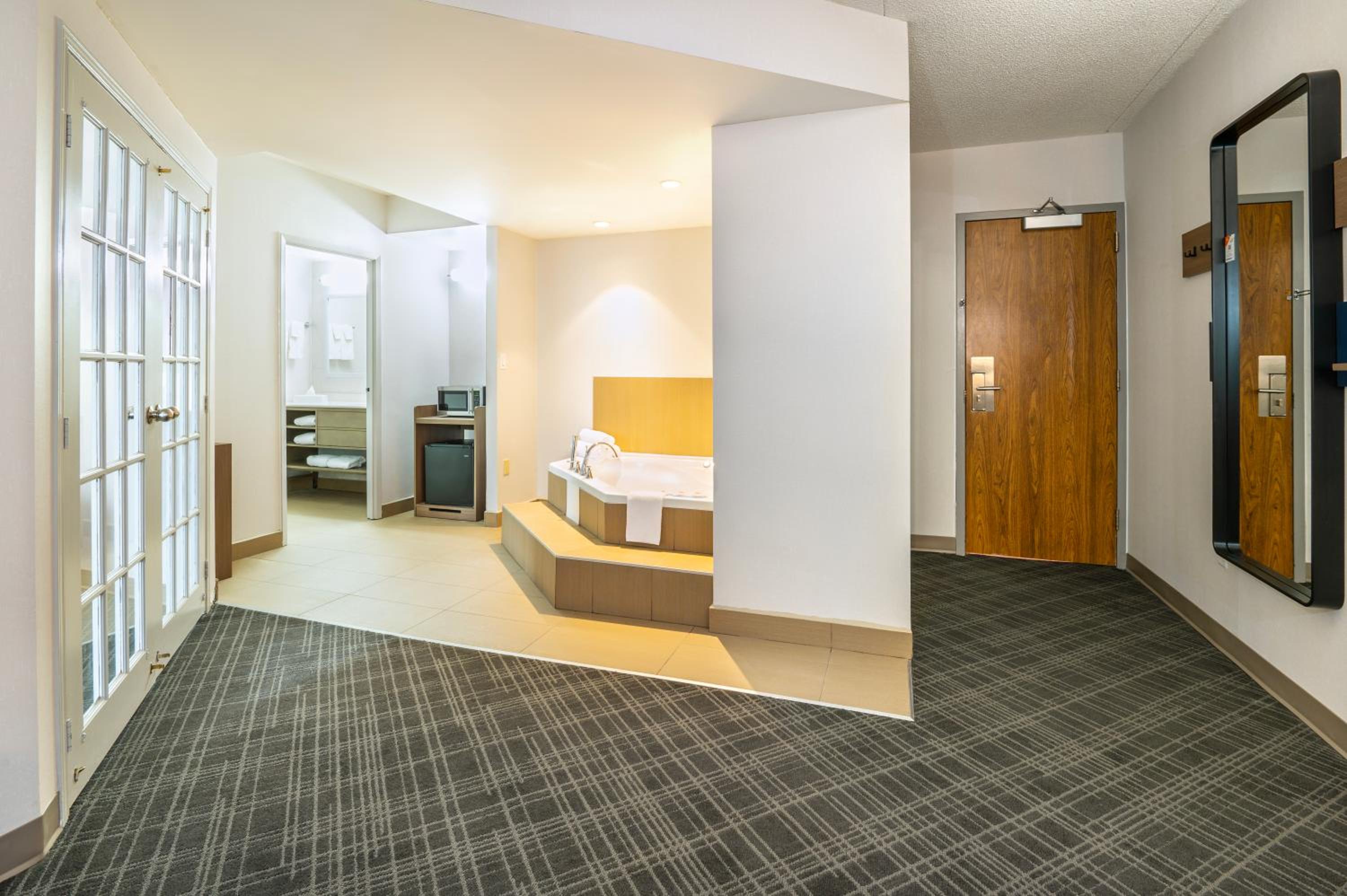 Superior King Suite with Jacuzzi - Non-smoking photo 2