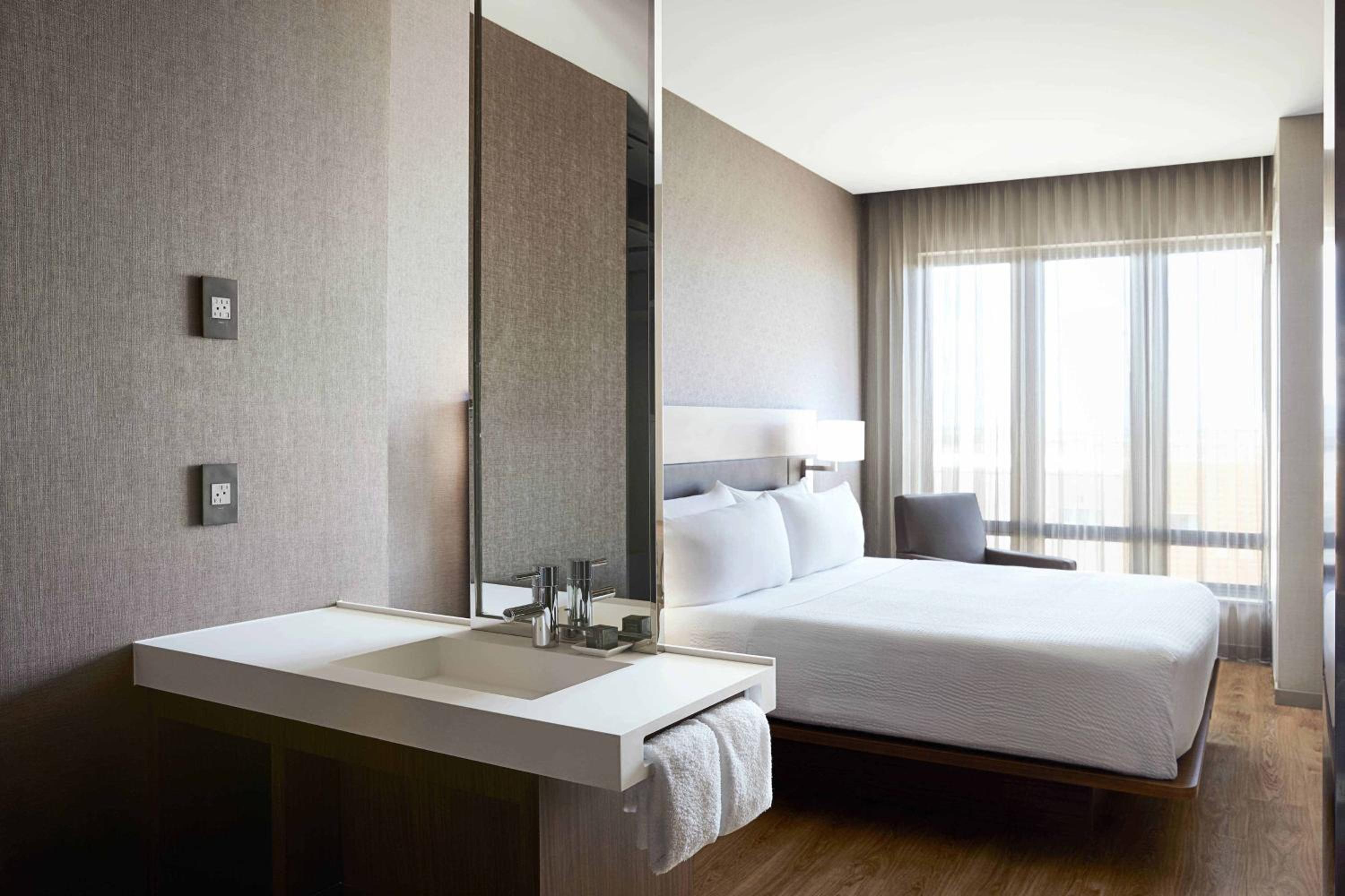 King Room with Bathtub - Mobility Access photo 2