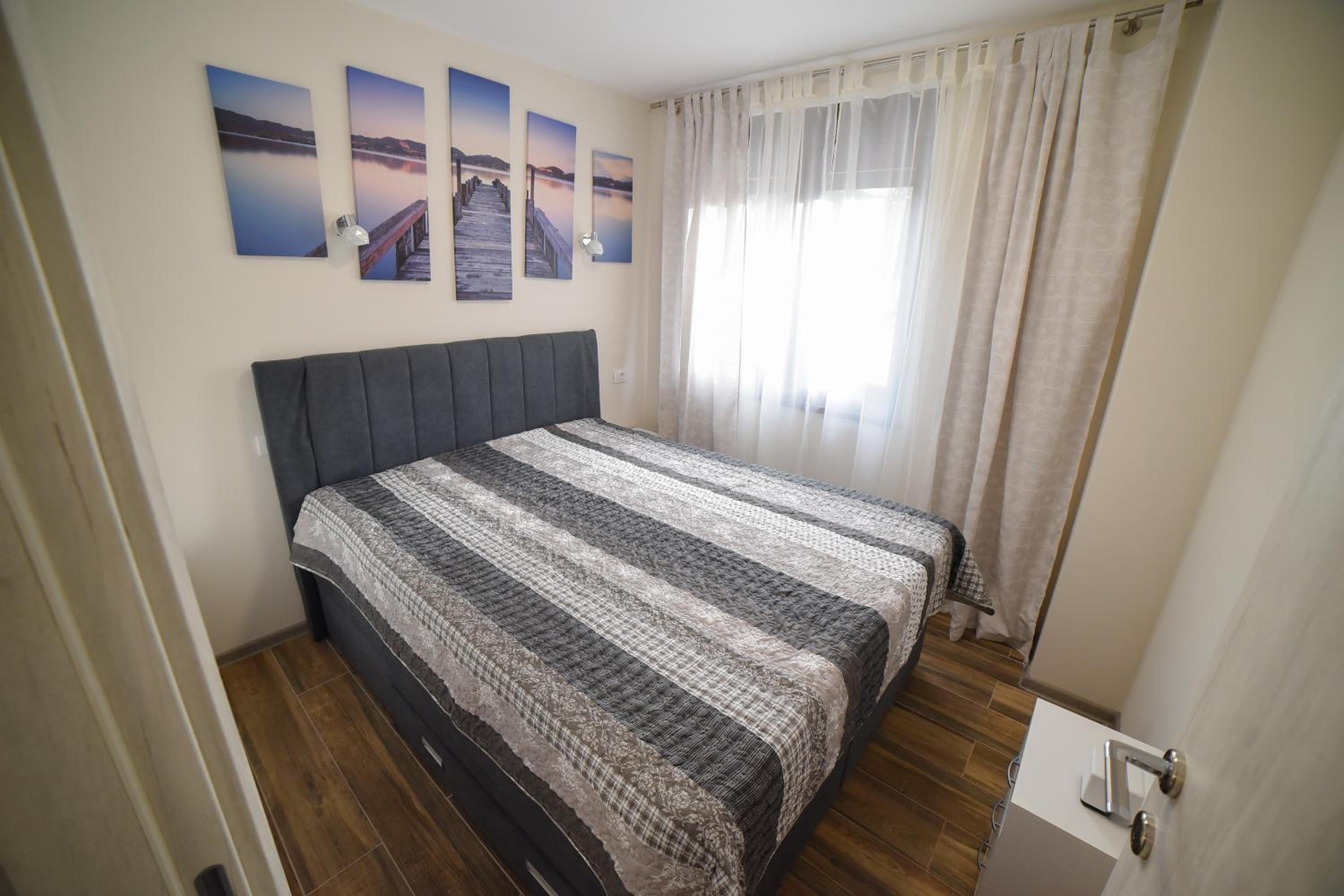 One-Bedroom Apartment photo 1