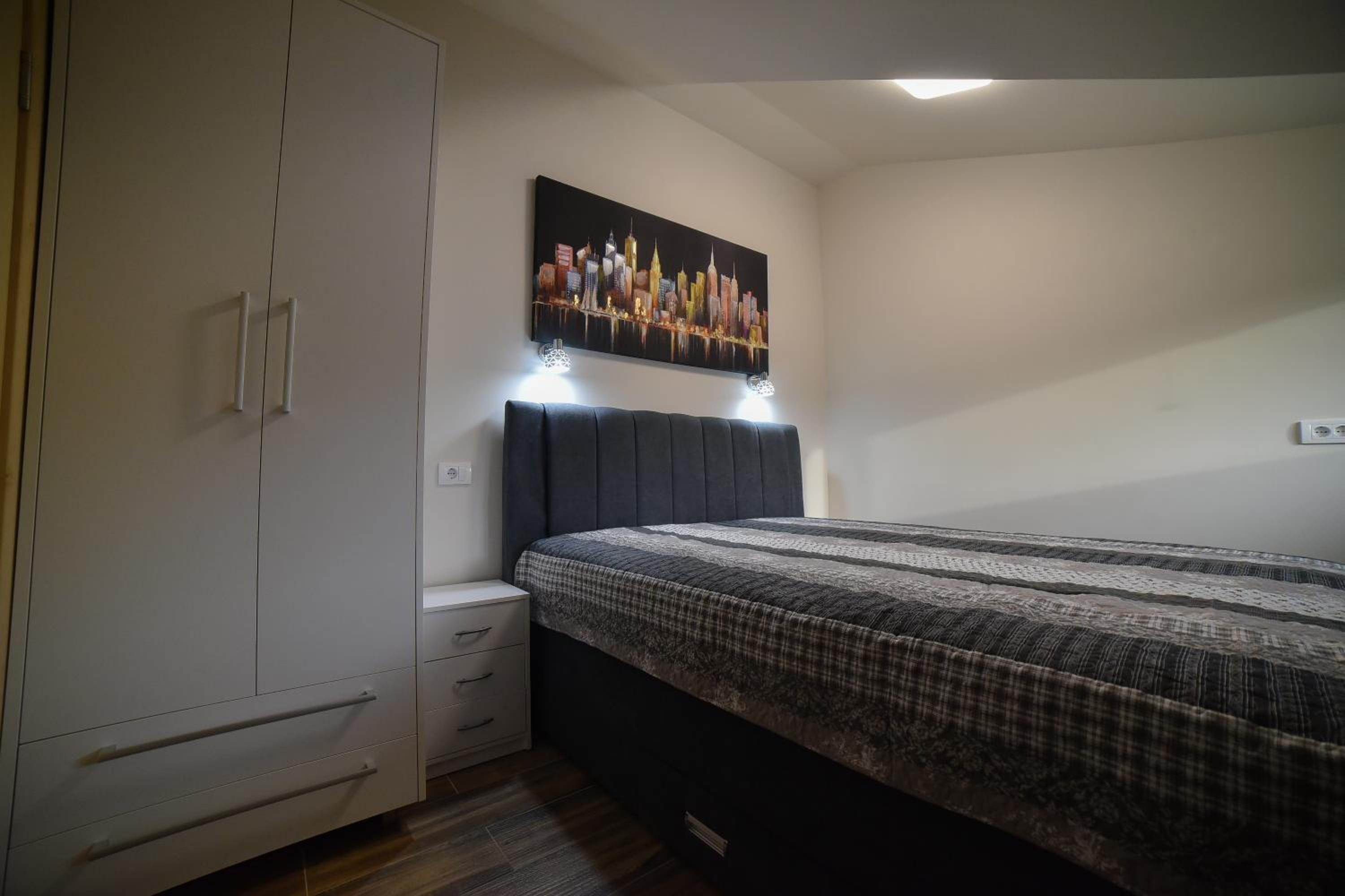 One-Bedroom Apartment photo 1