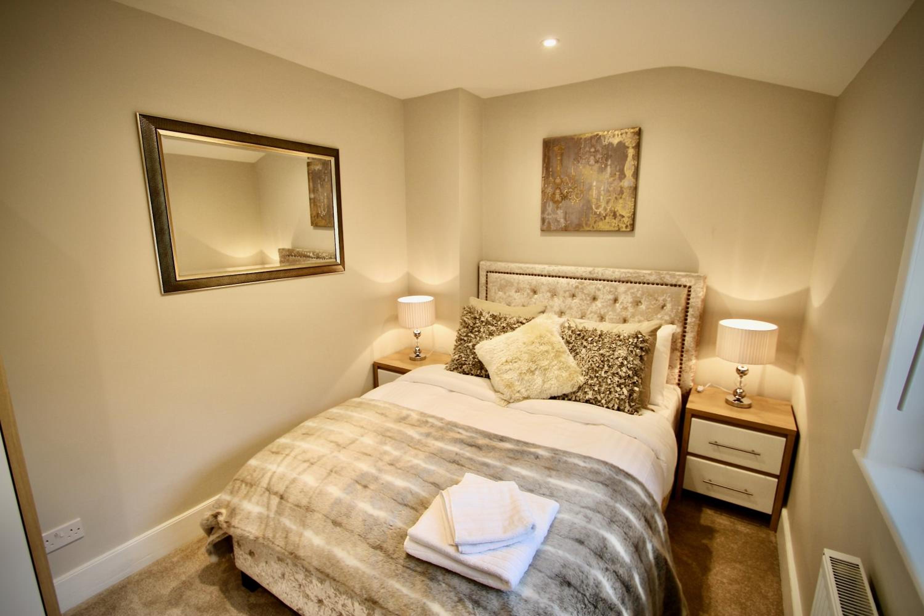 Six-Bedroom House photo 1