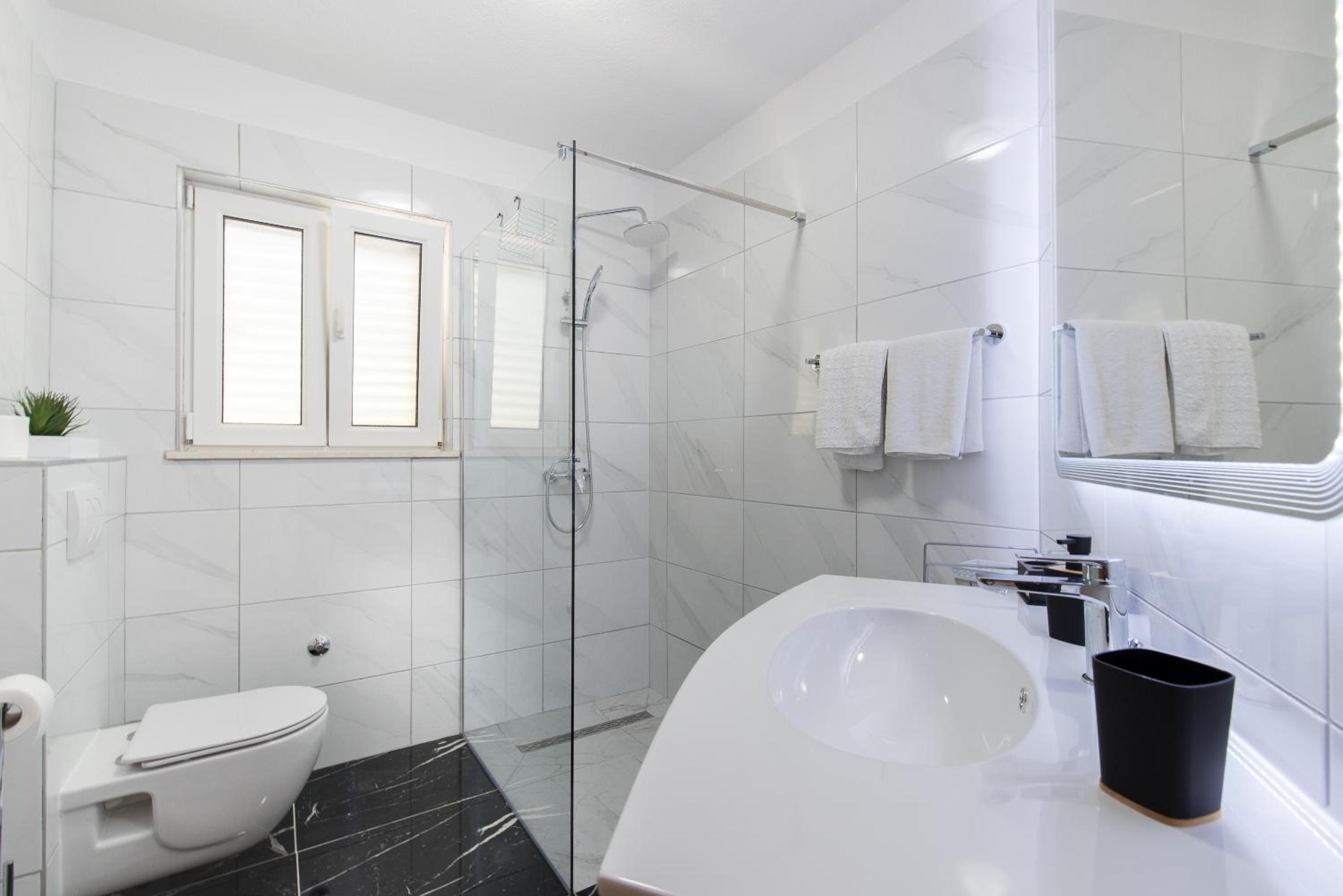 Apartment with Sea View - Photo 8