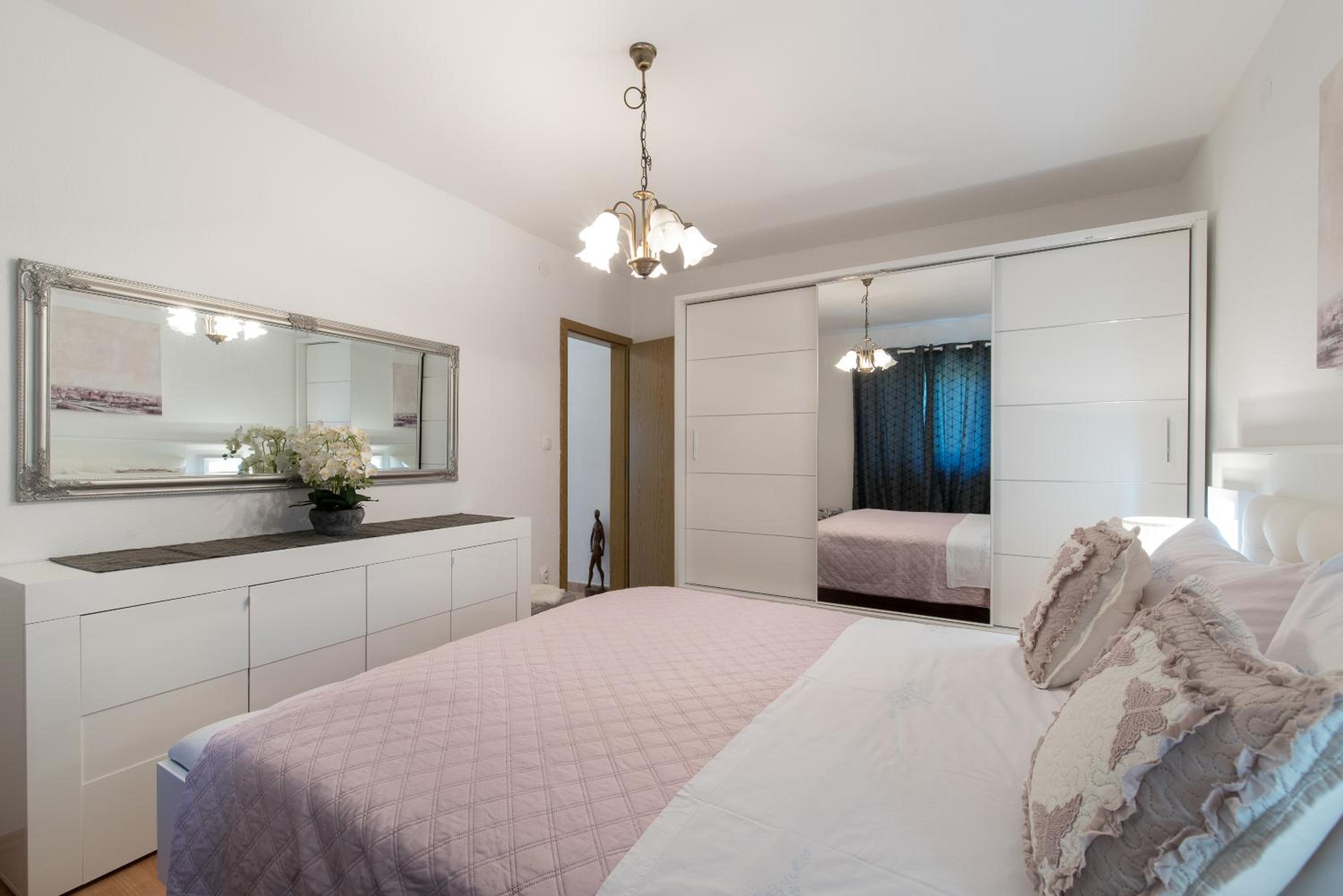 Apartment with Sea View - Photo 7