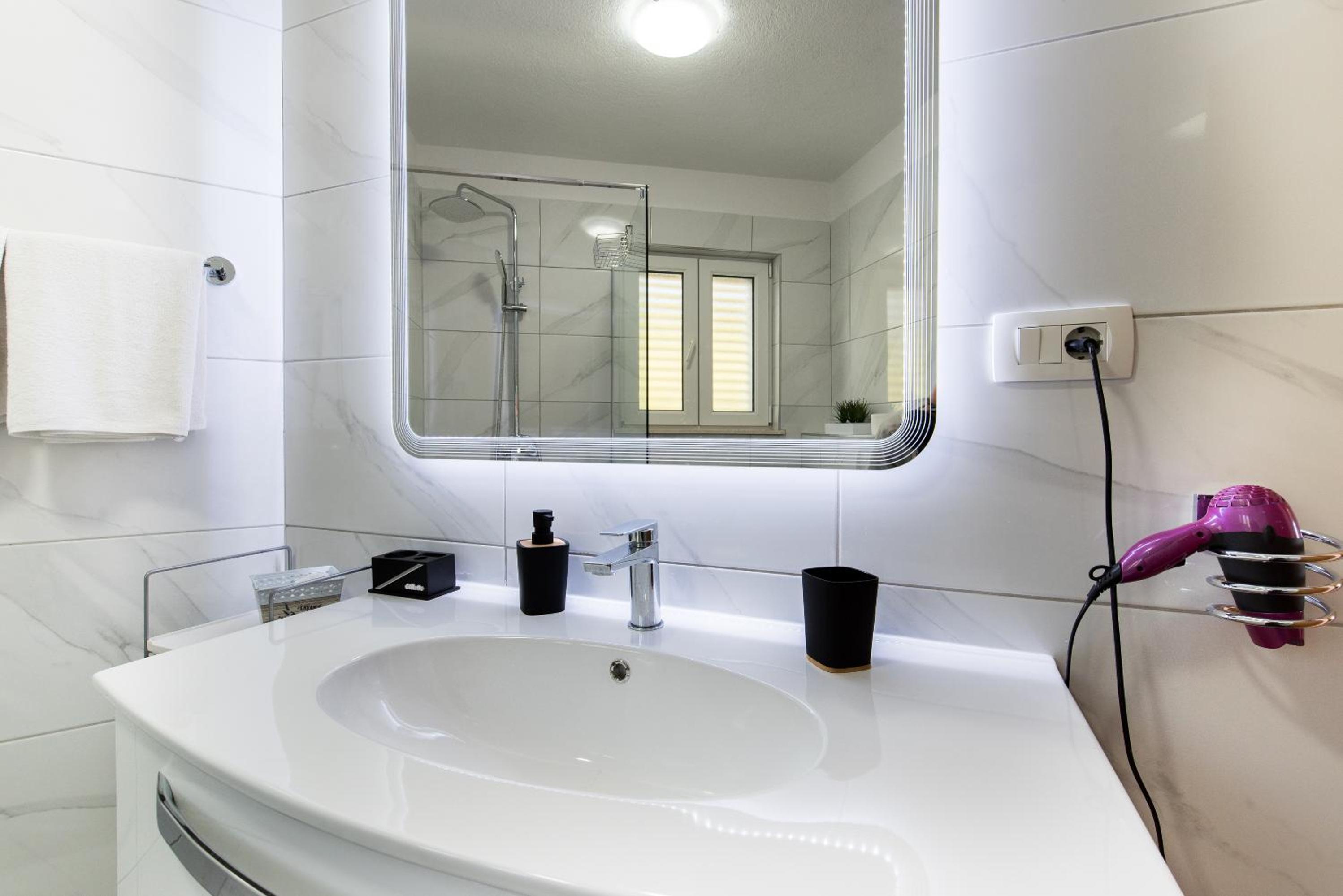Apartment with Sea View - Photo 13
