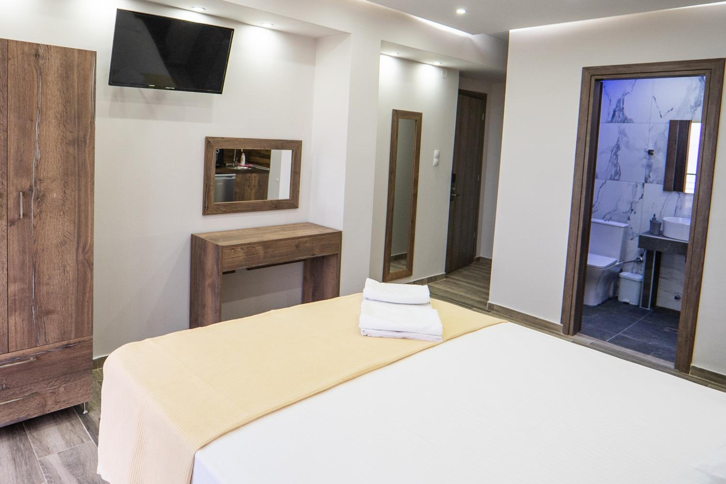 Deluxe Double Room with Balcony and Sea View photo 2