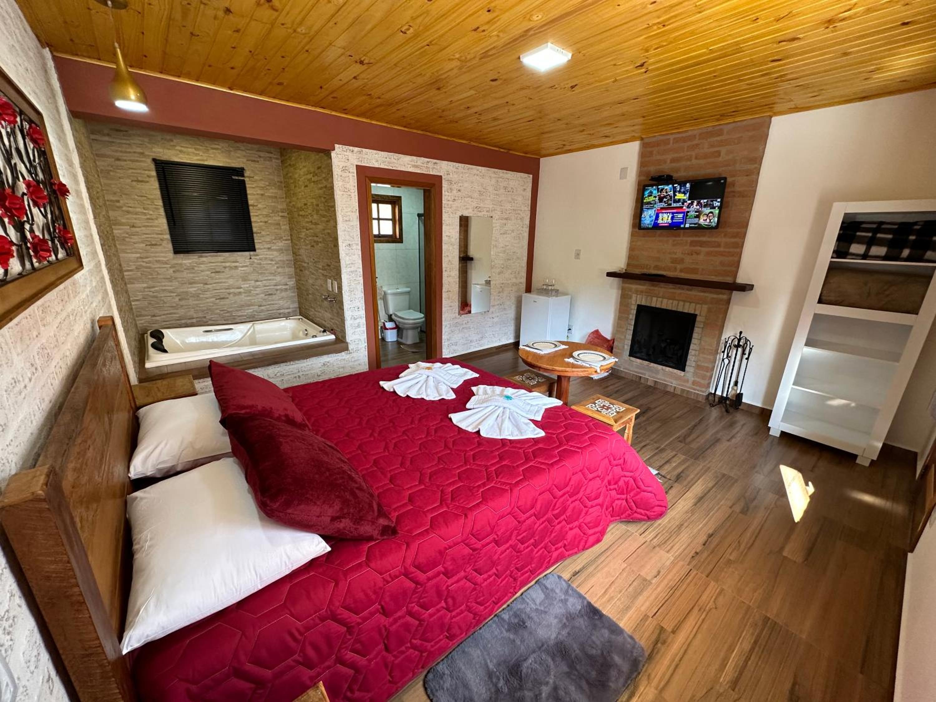 Suite with Hot Tub photo 2