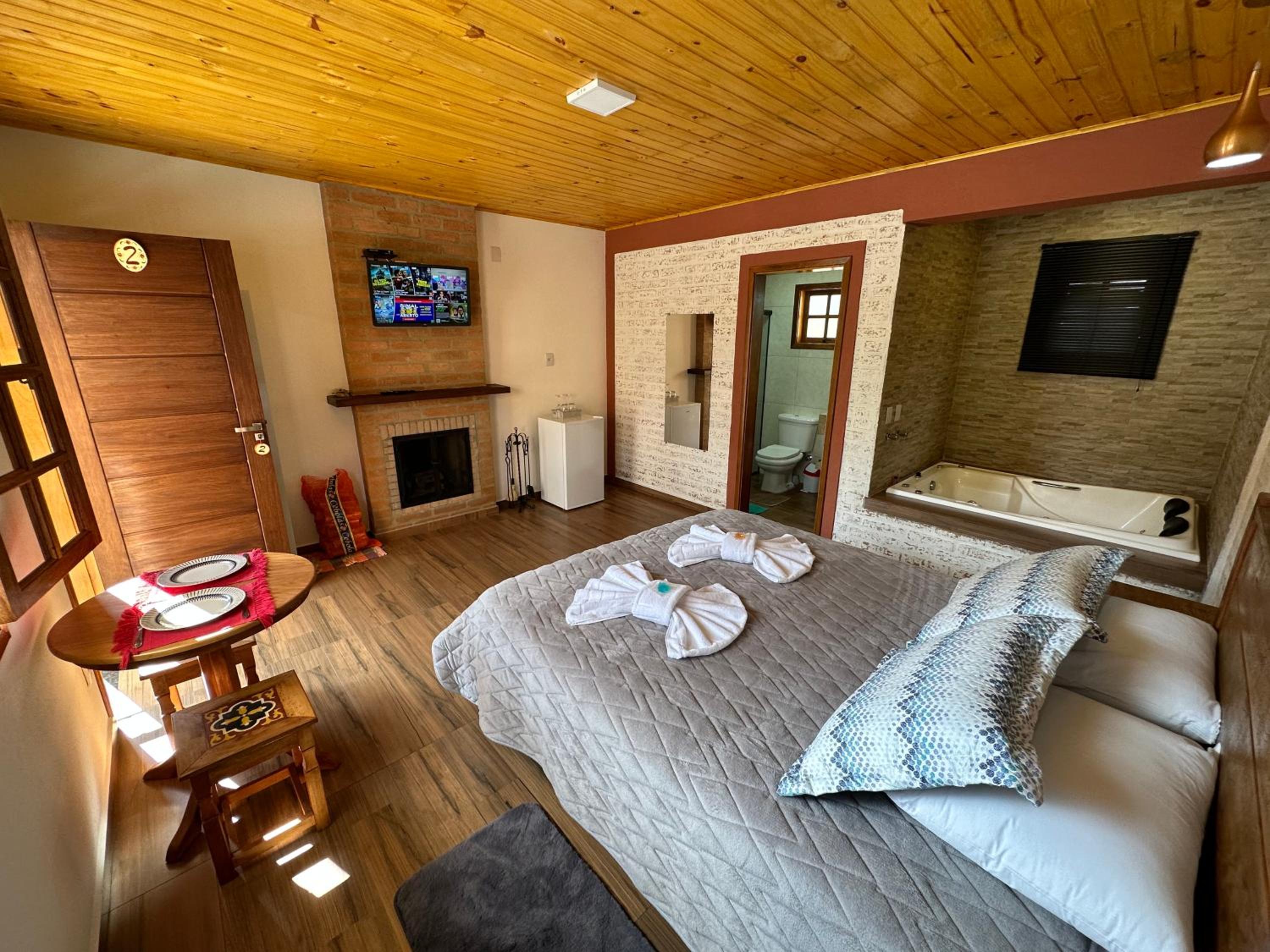 Suite with Hot Tub photo 2