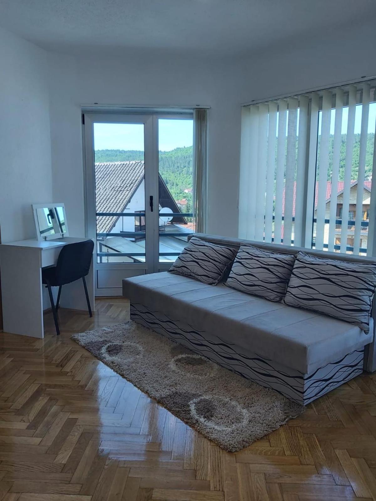 One-Bedroom Apartment photo 1